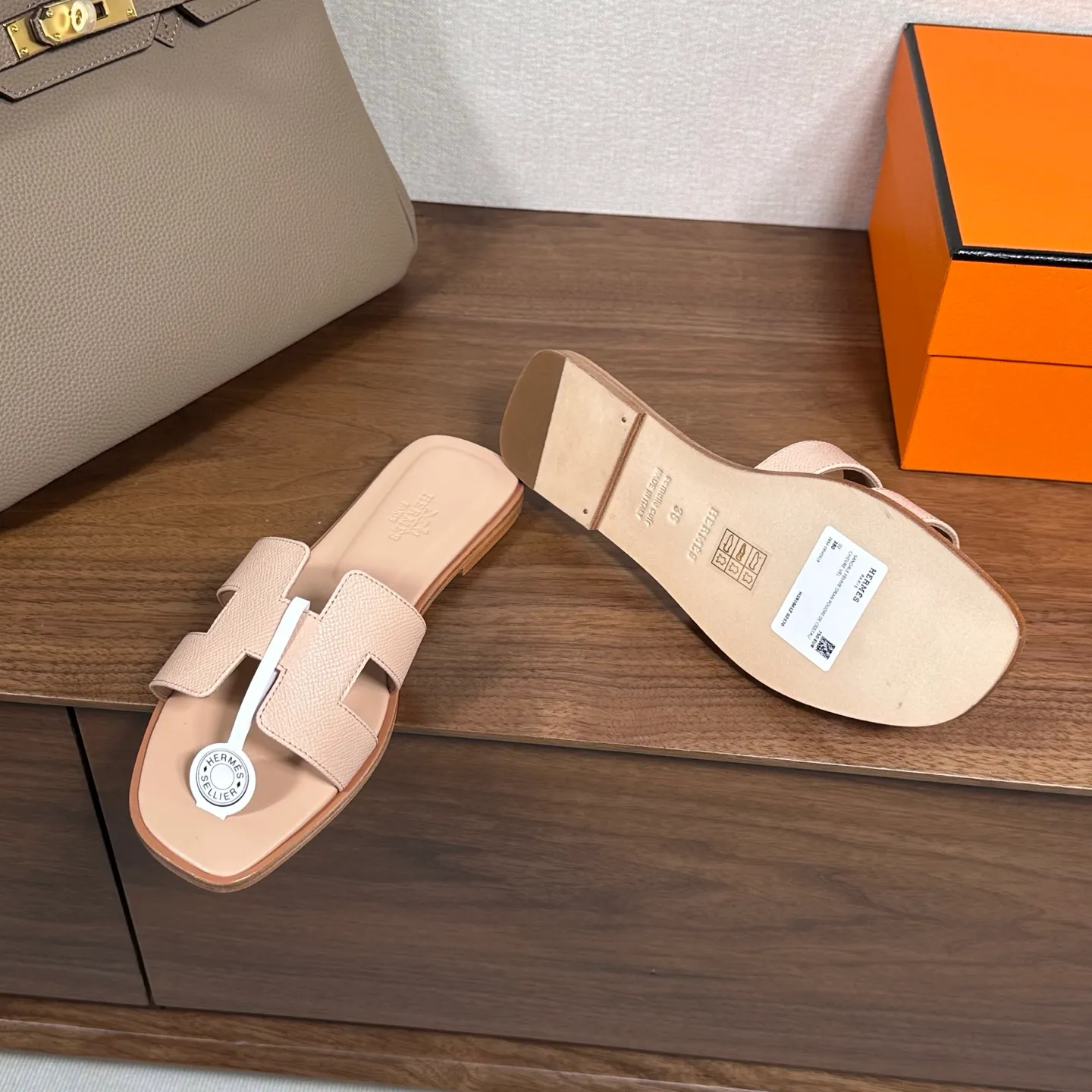 👟👟Ex-factory price 440👟👟 Hermes Hermes H slippers Oasis sandals series——————————Fashionable and versatile Super comfortable Every detail is made to the extreme Original swift calfskin Original 1:1 exclusive private mold upper/original leather outsole ▪️Packaging: Each pair of shoes comes with packaging ▪️SIZE: 35~42 (.40.41.42 customization is non-refundable and non-exchangeable)